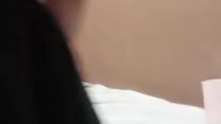 Femboy en falda jugando con dildo