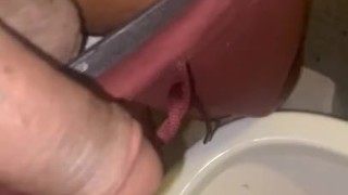 Sneeky Dî takin a leak