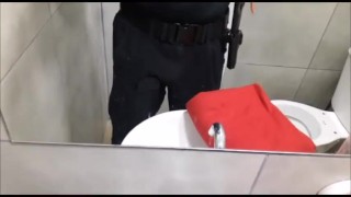 Policía cogiendo mantita