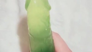 Femboy de culo virgen estrena dildo