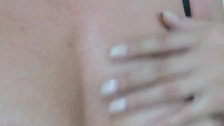 Insegnante sexy fa un video porno con il telefono e invia video porno allo studente