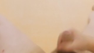 Мастурбирую свой маленький член и кончаю на себя