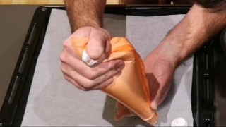 Ultimo giorno di raccolta della sborra e preparazione delle meringhe al profumo di sperma! 