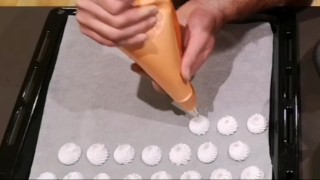Ultimo giorno di raccolta della sborra e preparazione delle meringhe al profumo di sperma! 