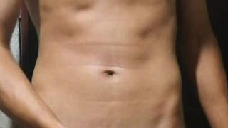 Chico juega con su pene y se llena de su semen 