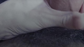 Punheta e gozada de noite na cama