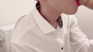 【BL】トイレ中にフェラして欲しいと言われフェラするイケメン社会人
