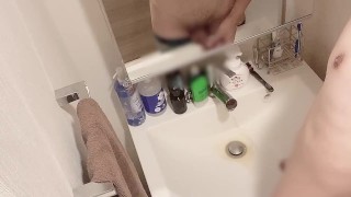 【鏡ごしおしっこ】2本のチンコでおしっこするよ