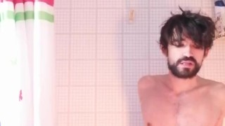 Me hago una rica paja en la ducha hasta sacarme toda la leche