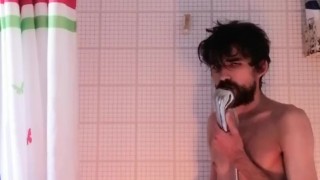 Me hago una rica paja en la ducha hasta sacarme toda la leche