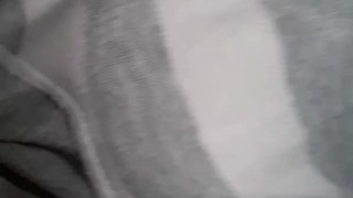 🍆Chico real de 18 años con una enorme polla latina afeitada en la habitación de la universidad mues