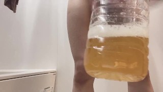 【ペットボトルに大量お漏らし】沢山出すイケメン社会人