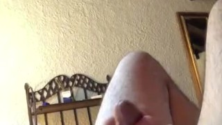 Ragazzo etero arrapato si sega e gode dicendo che sta sborrando