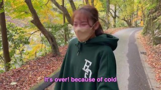 可愛い女子大生が全裸で露出散歩！ 紅葉の名所で野外フェラチオ♡RYO＆YUU♡素人カップル/年の差/10代/美少女/スマホ撮影/口内射精/スタイル抜群/美乳/スリム/English subtitle