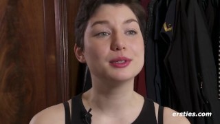 Süße 24-Jährige hat viel Spaß beim Masturbieren