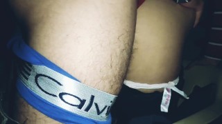 A escondidas de mi suegra me follo a su dulce hija y me vengo en sus nalgas; ¡por poco y nos atrapa!