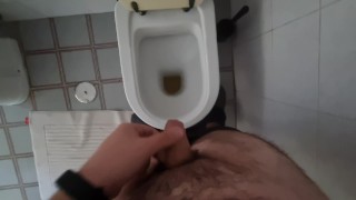 Ragazzo piscia in un nuovo bagno