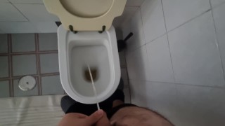 Ragazzo piscia in un nuovo bagno