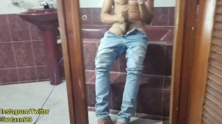 Cachondo latino pajeandose su verga gruesa en el espejo del baño