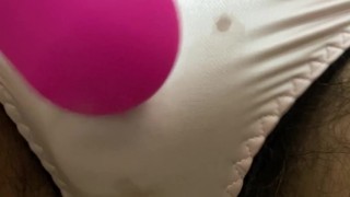 女性用下着から零れる精液！！