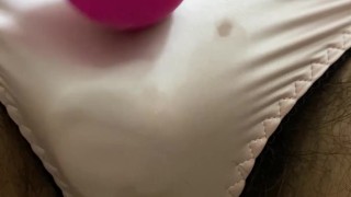 女性用下着から零れる精液！！