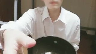 イケメン日本人のおしっこ！カップに大量放尿！005