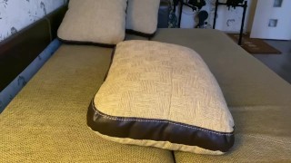   балуется с бананом