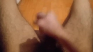 Me masturbo mientras imagino a mi amiga mamandome la verga