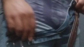 compañera me pone caliente y me masturbo en el baño