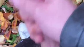 Elle aime me regarder me masturber en extérieur 