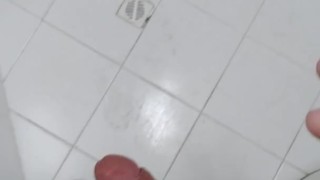 Un pajaso en el baño de la empresa 