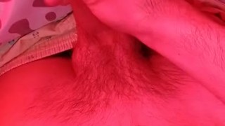 Joven busca quien le saque la leche 