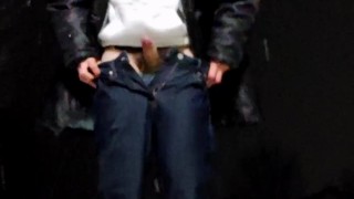 雪の降る公園で露出しました！