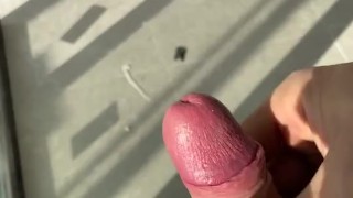 Парень мастурбирует