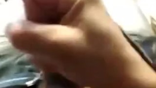 Nico se branle et gicle