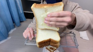 【パン vs おしっこ】パンに小便ぶっかけたら吸収される？こぼれる？ 実験してみよう ゲイ ホモ ノンケ お漏らし