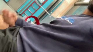 Jalándome la verga en el metro