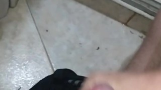 man MASTURBATING in the BATHROOM/MASTURBANDOSE