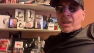 Lenny52 le patron d'un club libertin cuir se masturbe dans son bureau et se projete en cam de sexe