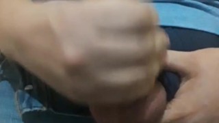 Masturbándome en silencio para evitar que mi familia escuche lo que hago