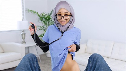 Hijab 勾引 - 幸运种马猛操坚硬的中东阴户，并用巨大的负载遮住她漂亮的脸