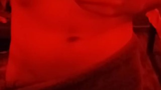 Saliendo de la ducha juego con mi polla frente al espejo