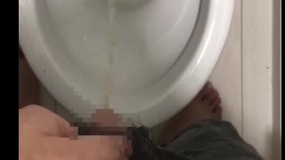 30歳ぽっちゃり日本人男性のおしっこ動画　振り振り振りまくる！！！