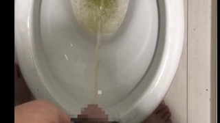 30歳ぽっちゃり日本人男性のおしっこ動画　振り振り振りまくる！！！