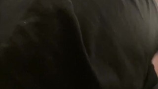 Ma voisine aime me regarder avec cette poupée