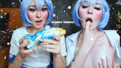 绫波丽在圣诞树下发现了她的圣诞礼物 - Cosplay 坏龙 Spooky Boogie