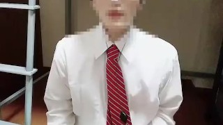 イケメンメガネ社員が仕事中に我慢できずに乳首オナニー！016