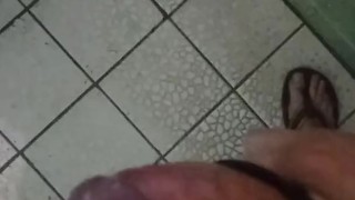 Usando vibrador en la ducha 