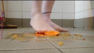 Fußspiel in Strumpfhose mit Obst