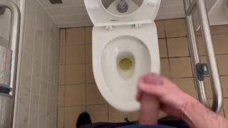 【ゲイトレーナー】公衆トイレで放尿後にサクッとサクッとシコる